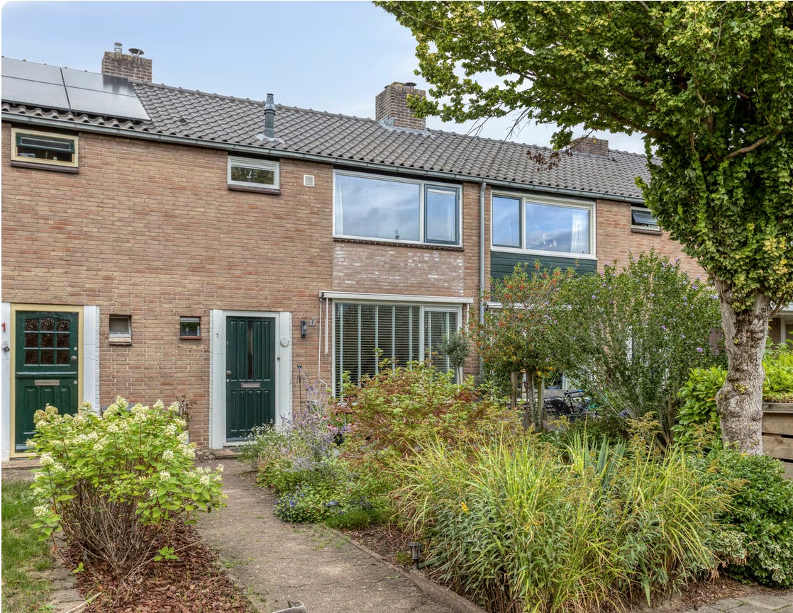 Nederlandse woning met strak geschilderde kozijnen en voordeur