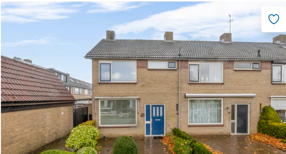 Nederlandse woning met geschilderde blauwe voordeur en kozijnen
