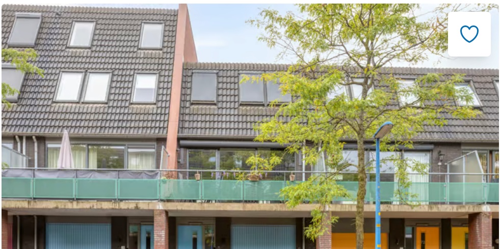 Nederlandse woning met verzorgd geschilderd buitenhout